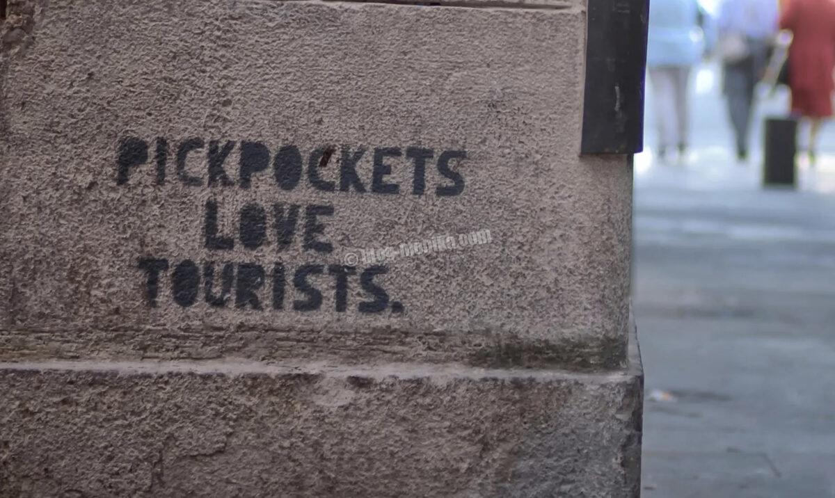 pickpockets love tourists